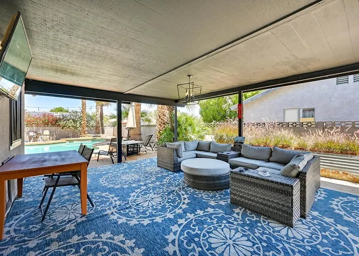 Holiday home Vacation W/ Private Pool & Patio!