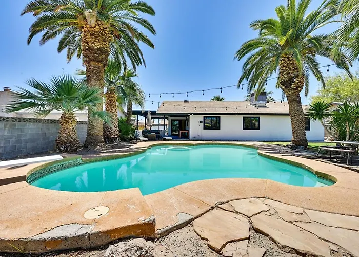 Holiday home Vacation W/ Private Pool & Patio! *
