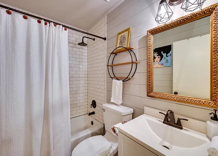 Holiday home Vacation W/ Private Pool & Patio!