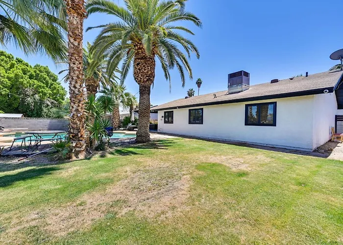 Holiday home Vacation W/ Private Pool & Patio!