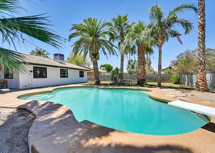 Holiday home Vacation W/ Private Pool & Patio!