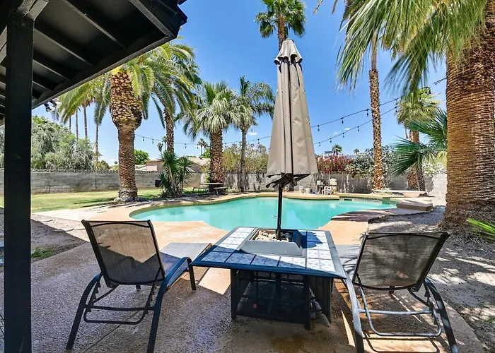 Holiday home Vacation W/ Private Pool & Patio! *